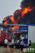 山东青州一座化工厂储油池发生火灾